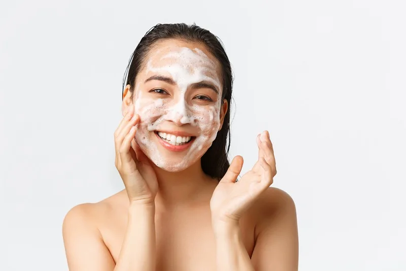 Da dầu mụn nên dùng sữa rửa mặt nào