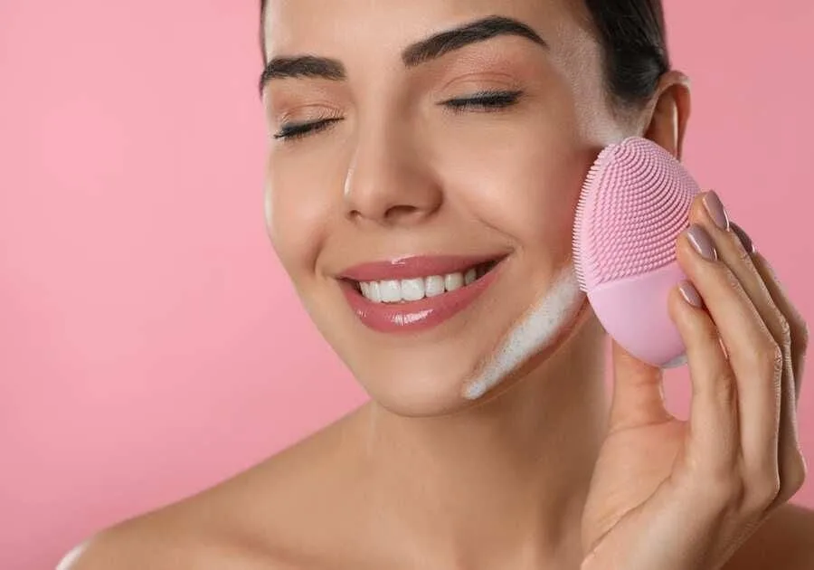 Da dầu mụn nên dùng sữa rửa mặt nào