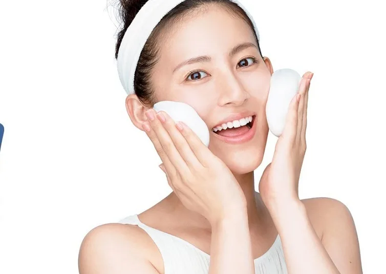 Da dầu mụn nên dùng sữa rửa mặt nào