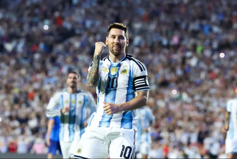 Lionel Messi đạt 919 bàn thắng chính thức trong sự nghiệp, đồng thời nổi bật với vai trò tổ chức lối chơi và kiến tạo cơ hội.