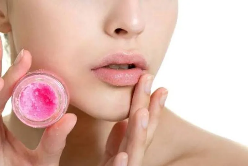 Làm mềm, lau nhẹ và dưỡng ẩm là cách tẩy da chết môi an toàn.