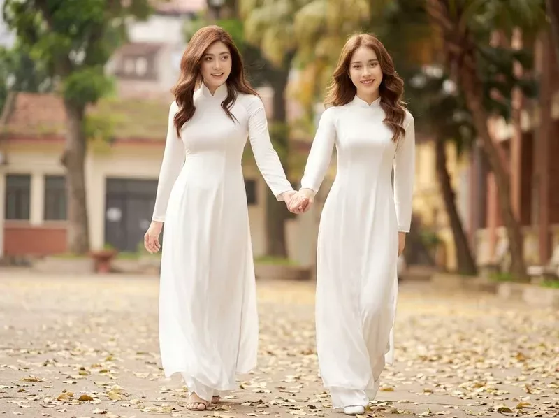 Áo dài Việt Nam mang vẻ thanh lịch, duyên dáng và giàu bản sắc.